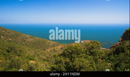 Großes Panorama auf `l'Esterel` verborgenem Juwel in der Nähe von Cannes und Antibes. Blauer Himmel und mittelmeer. Stockfoto